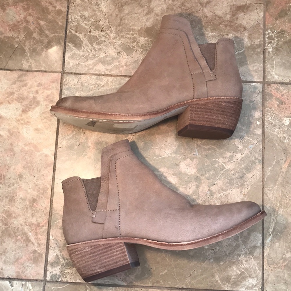 Dolce Vita Zabi Chelsea Boot - Picture 8 of 8